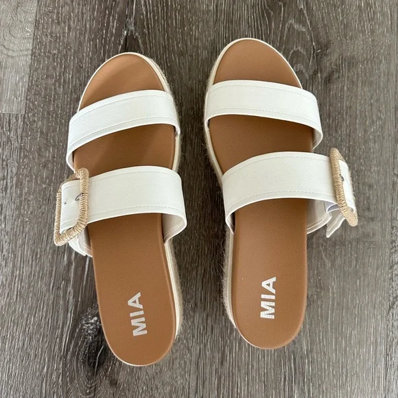 MIA Kenzy Platform Sandals - Picture 2 of 5